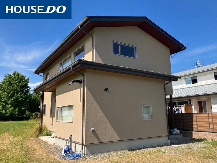【外観】
約90坪のゆとりある敷地に、こだわりの設備と充実した住空間。
広々とした駐車スペースに加え、お庭もしっかり確保されており、家族での暮らしをのびのび楽しめます。