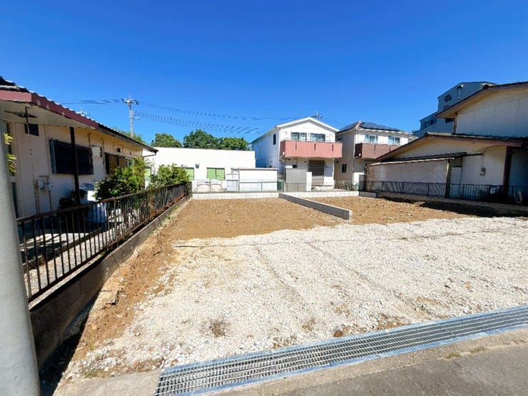 【南向きの土地】
南向きの土地は陽当たりが良く一日を通して明るく暖かな光が差し込みます!
家族が集まるリビングも明るく過ごしやすく、日中は電気をつけずとも明るいこともあり電気代の節約にもなります♪
