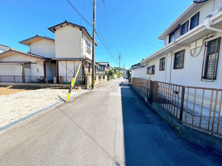 【前面道路】
交通量が少なく静かな環境のため、歩行者や高齢者、お子様にも安心の立地です♪
周辺の騒音も少ないため、落ち着いた雰囲気の中で穏やかな毎日を過ごしたい方にぴったりの住環境です!