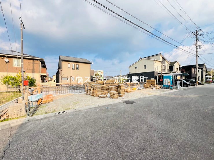 車庫入れがしやすく、運転が苦手な方にも嬉しい前面道路の広さと開放感があります。