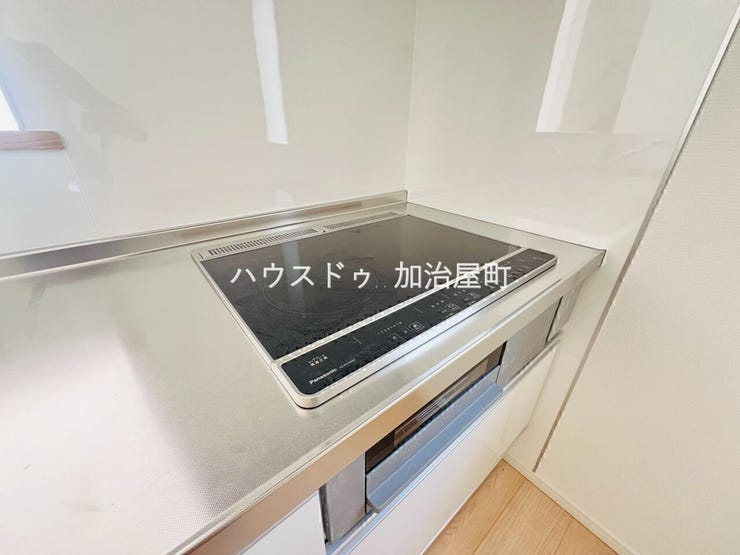 3口のIHコンロ、浄水器付蛇口装備のシステムキッチン採用。