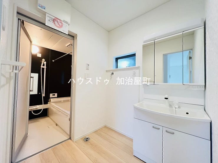 朝の身支度や洗濯など、毎日の家事を効率よくこなせる使い勝手の良い洗面スペースです。
