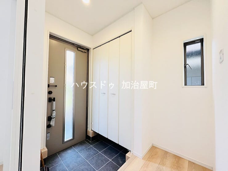 ご家族を毎日迎える住まいの顔。明るく清潔感のある空間が暮らしに安心感を与えてくれます。