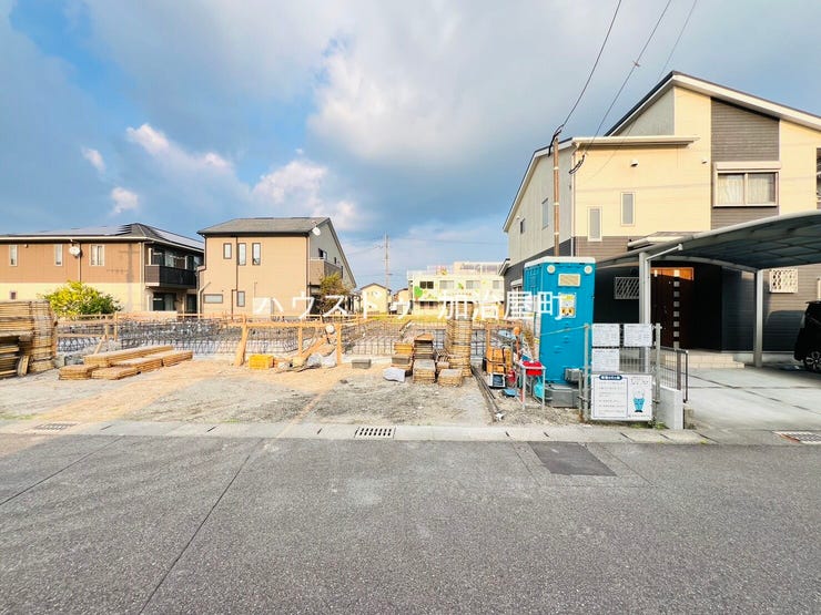 前面道路は見通しが良く、お車の出し入れもスムーズ。毎日の通勤やお買い物の負担を軽減してくれます。