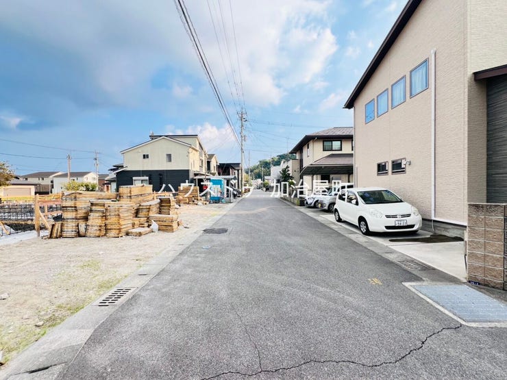車庫入れがしやすく、運転が苦手な方にも嬉しい前面道路の広さと開放感があります。
