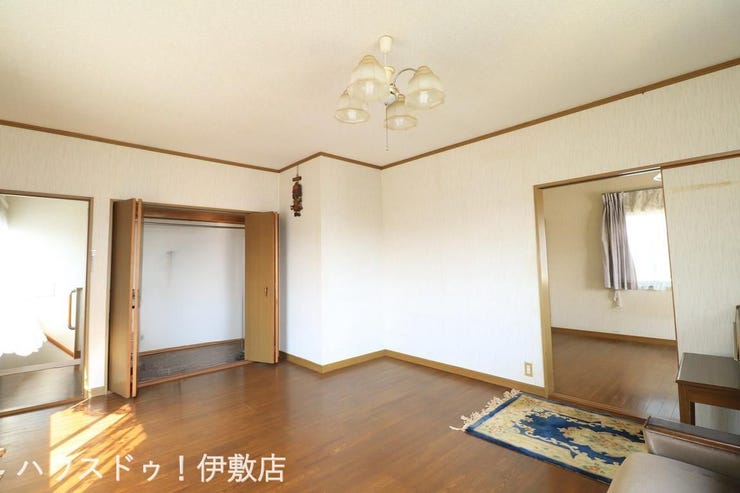 【洋室】
収納力のある押入を備えた2階洋室。荷物をすっきり片付けられるため、趣味の時間を満喫したりテレワークに集中できる環境が整います。