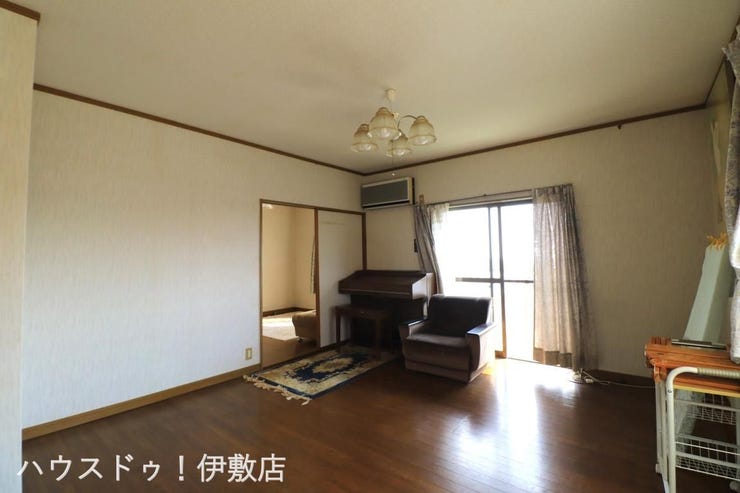 【洋室】
バルコニーへ直接出入りできる明るい2階洋室。ソファを置いてくつろいだり、読書や音楽をゆったりと楽しむセカンドリビングにも最適です。