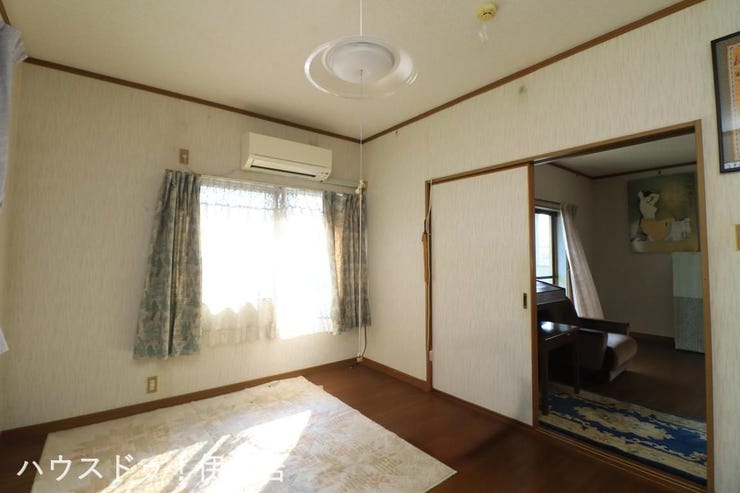 【洋室】
2面の窓から自然光が差し込む明るい洋室。風通しが良く心地よい朝を迎えられます。子供部屋や主寝室として、快適なプライベート空間を作れます。