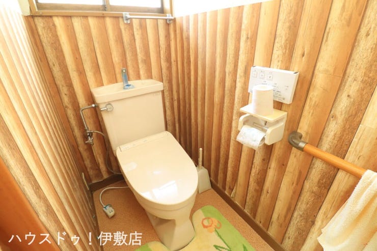 【トイレ】
温かみのある木目調の壁紙が特徴のトイレ。手すりが設置されており、ご高齢の方から小さなお子様まで家族全員が毎日安心して使える優しい設計です。