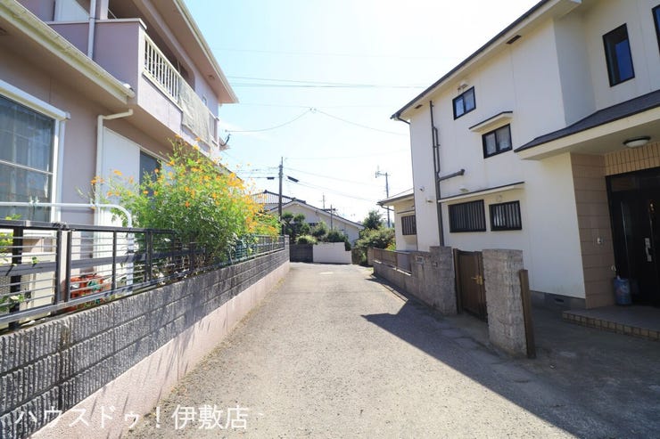 【前面道路】
行き止まり道路につき交通量少なく小さなお子様にも安心です