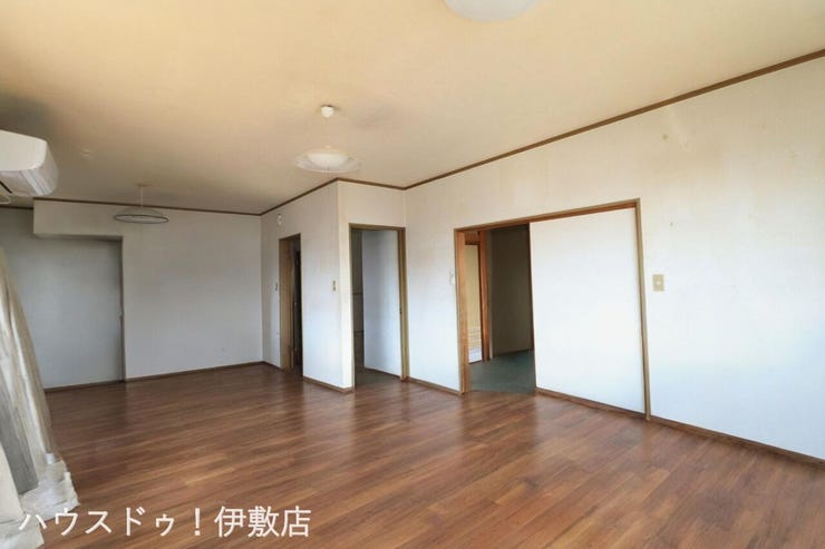 【リビング】
LDKから廊下や和室へと繋がる動線。各部屋へのアクセスがスムーズな間取り設計です。