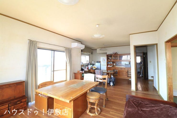 【リビング】
ダイニングスペースの奥には壁付タイプのキッチンが配置され、調理スペース横に窓が設けられています。