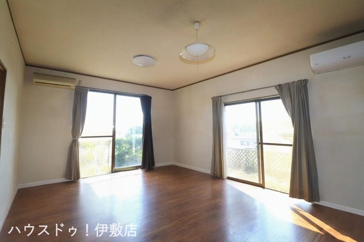 【リビング】
2面の掃き出し窓から自然光を取り込むLDK。床には木目調のフローリングが採用されています。