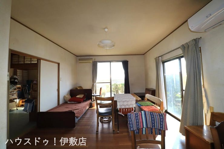 【リビング】
LDKと隣接する和室の引き戸を開放することで、空間をより広々と一体的に利用可能です。