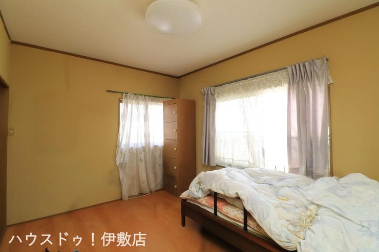 【洋室】
明るい光が差し込む2階洋室。子供部屋や主寝室としてお好みの家具を配置し、ご家族それぞれの快適なプライベート空間を作れます。