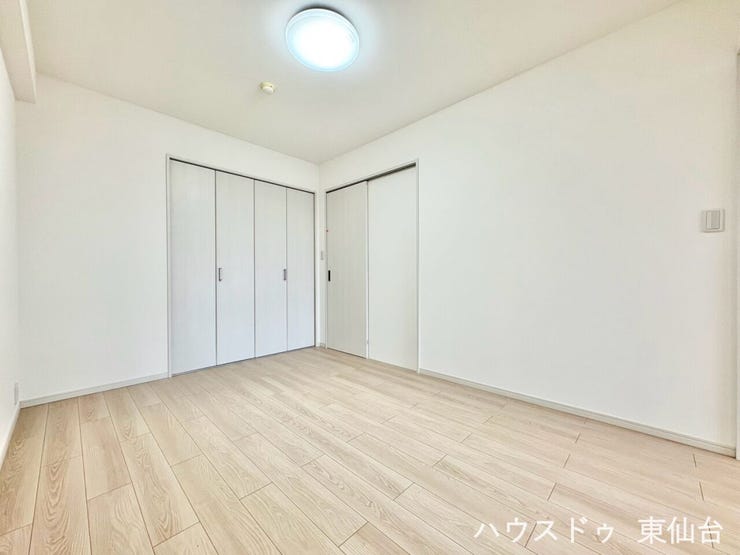 6帖の寝室です
広々していて大きなベットも置けますよ♪