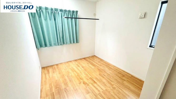コンパクトながら、用途の幅が広い洋室。書斎、ゲストルーム、趣味の部屋、暮らし方に合わせて自由に使えます。
*売主様居住中のため、画像加工により一部家具などを消して掲載しています。