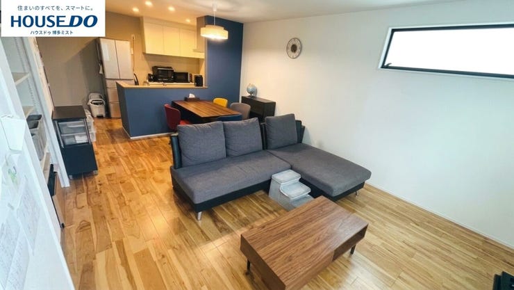 壁面をすっきり見せることで、実際の面積以上の広がりを感じるLDK。
*売主様居住中のため、画像加工により一部家具などを消して掲載しています。家具・調度品等は販売価格に含まれません。