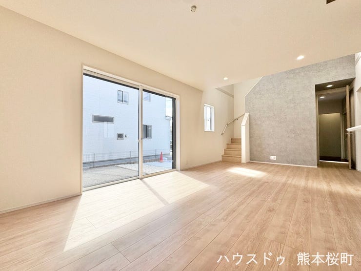■安らぎと笑顔の中心地■陽光が優しく降り注ぎ、会話が自然と弾む。ここでは、毎日が特別な時間へと変わります。