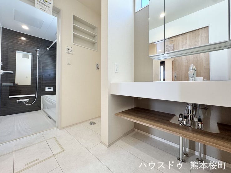 ■清々しいリフレッシュ空間■自分を磨き、気持ちを切り替える。心地よい光が差し込むプライベートスペース。
