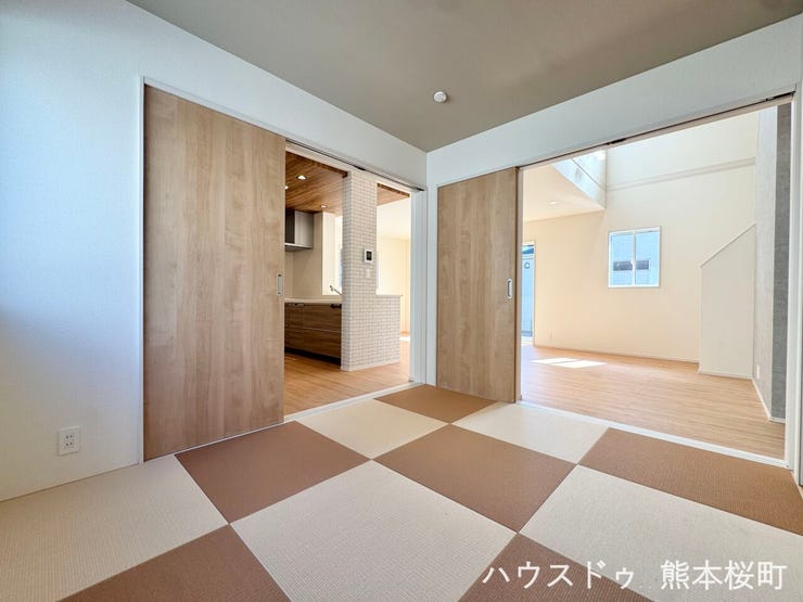 ■1階5.25帖和室■ゲストをもてなし、昼寝や家事にも使える、畳のぬくもりが心地よい多目的万能スペース。