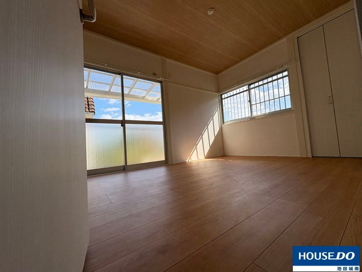 2階6帖の洋室です。この部屋にバルコニーがあります。
