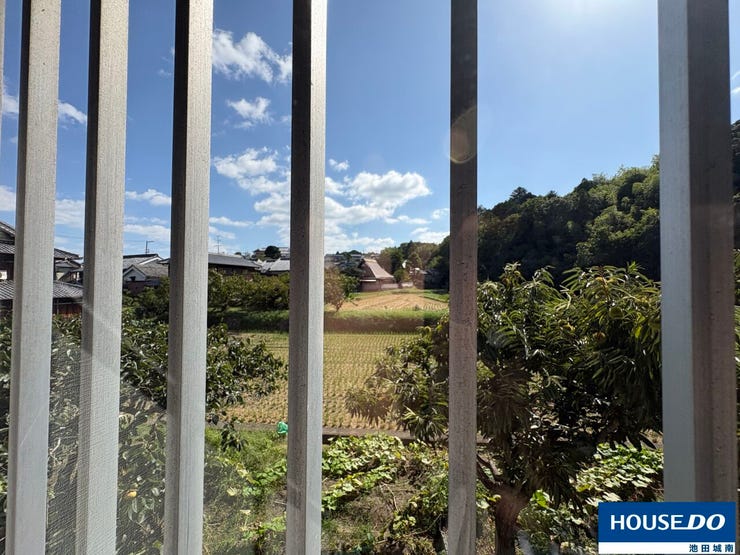 窓からはのどかな田園風景が見えます。