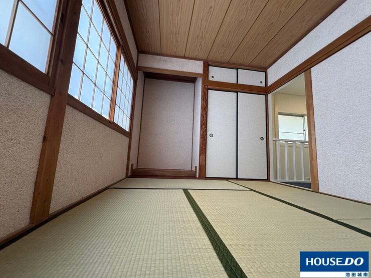 和室別角度です。
床の間=掛け軸と囚われず、アートパネルや写真、観葉植物を置いておしゃれなディスプレイ空間として活用できます!
収納スペースやヌックとしても活用できる空間です。
