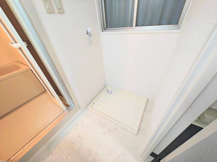 洗濯機置き場。洗面所にも小窓があり湿気を防いで清潔感をキープできます♪