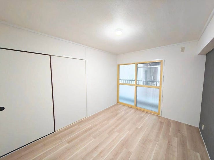 木枠の窓とモダンなクロスが調和する、落ち着いた雰囲気のお部屋。シンプルな造りのため、和洋どちらのインテリアにも合わせやすい空間です♪