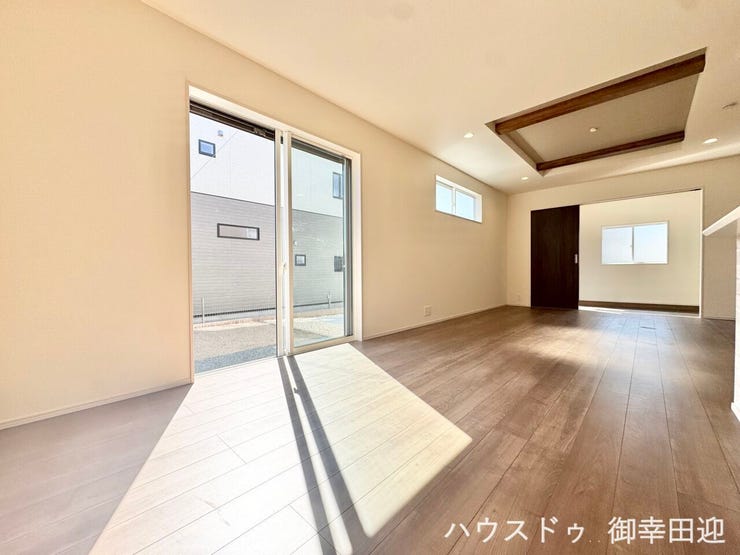 ■安らぎと笑顔の中心地■陽光が優しく降り注ぎ、会話が自然と弾む。ここでは、毎日が特別な時間へと変わります。