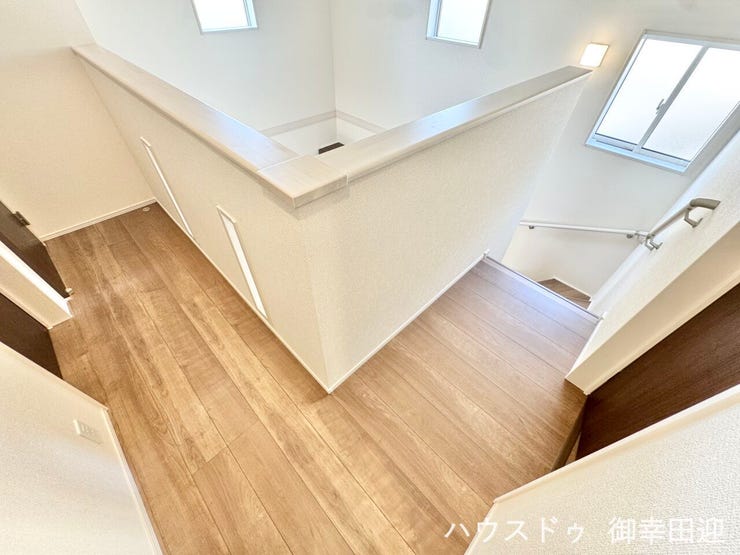 ■暮らしを繋ぐ、明るい動線■採光窓から光が差し込み、足元を優しく照らす。安全で快適な、家族の生活を支える縦の繋がりです。
