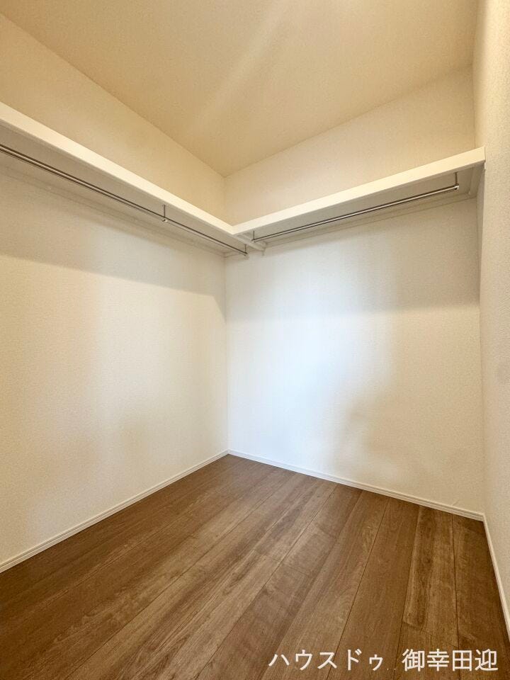 ■2階7帖洋室WIC■衣類から小物まで一ヶ所に集約。整理整頓がしやすく、毎日のコーディネートが楽しくなるゆとりの収納です。