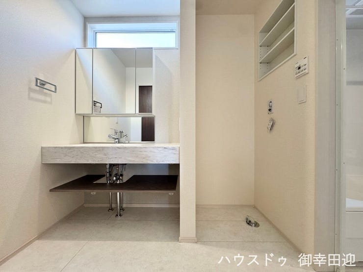 ■清々しいリフレッシュ空間■自分を磨き、気持ちを切り替える。心地よい光が差し込むプライベートスペース。