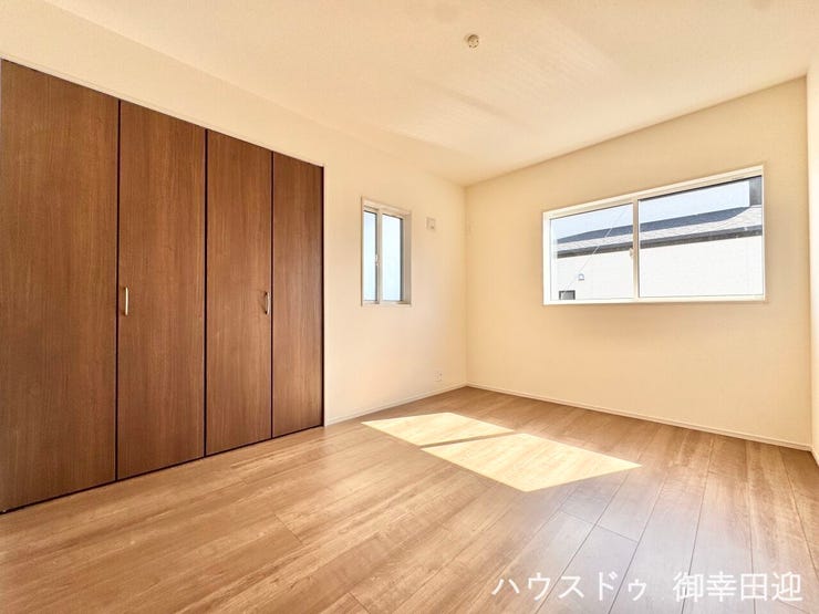 ■2階6帖洋室■寝室、書斎、趣味の部屋。家族の成長やライフスタイルに合わせ、様々な使い方ができる快適な空間です。
