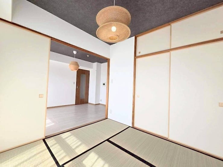 扉を開けるとリビングとつながり開放感のある広い空間に◎