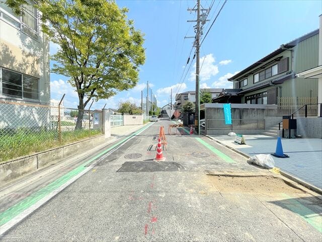 幅員約6mの前面道路です。車の出し入れもしやすく、また配達などの車が停まっていても通行出来る道幅となっています。