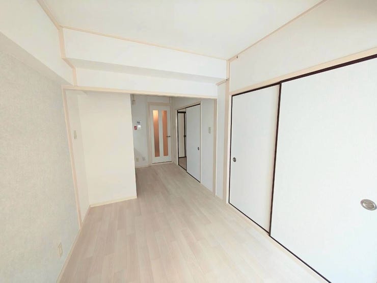 【リビング】
窓から差し込む光が気持ちいい、明るいリビングです。隣の2部屋の洋室の扉を開けると広く開放感のある空間になります♪