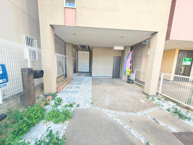 雨風や紫外線、飛来物による車体の劣化や汚れを防ぐことができます。また、車と室内が直接つながっているため、悪天候の日でも濡れずに買い物袋の搬入や子供の乗降が可能です♪