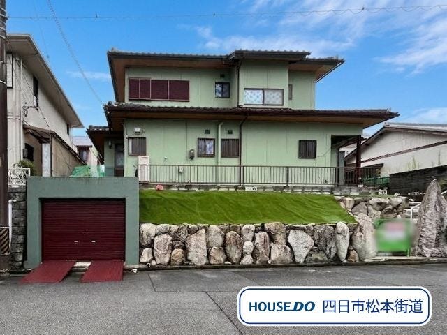 【外観】
桜台小学校/桜中学校区の4LDK+S。高台に位置する約79坪の敷地が魅力♪南向きのお庭やシャッター付き車庫、豊富な収納を備えたゆとりある住まいです。