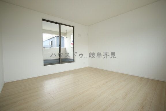 ベランダに面した洋室は陽当たりが良く暖かです♪