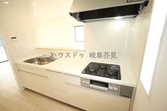 ジャンボシンクやセンサー付き3口ガスコンロ、浄水機能付きの蛇口を標準装備しています♪