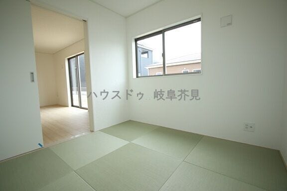 リビングに隣接のお部屋は客間やお子さんの遊び場としても利用出来ますね♪