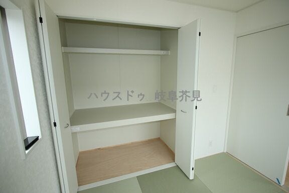 中段と枕棚を設置した収納は来客用の布団などの収納にも便利です♪