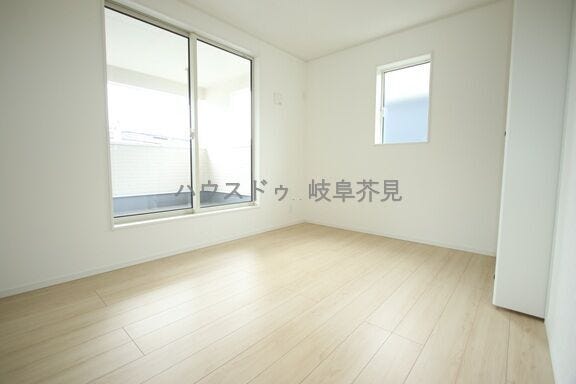 ベランダに面した洋室は陽当たりが良く暖かです♪