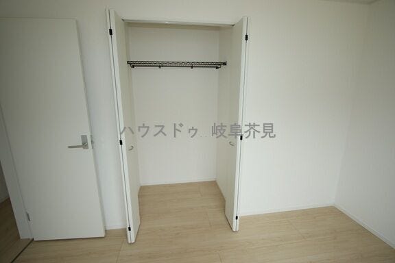 ハンガーパイプを設置しているので整理ダンスがあれば完成です♪(売主施工例)