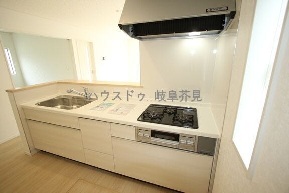 ジャンボシンクやセンサー付き3口ガスコンロ、浄水機能付きの蛇口を標準装備しています♪
