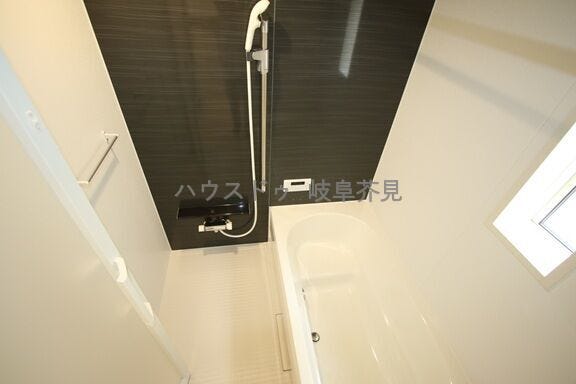 一日の疲れを癒してくれるシステムバスルームは浴室乾燥機を標準装備しています♪