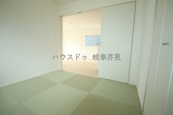 リビングに隣接のお部屋は客間やお子さんの遊び場としても利用出来ますね♪