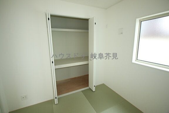 中段と枕棚を設置した収納は来客用の布団などの収納にも便利です♪
